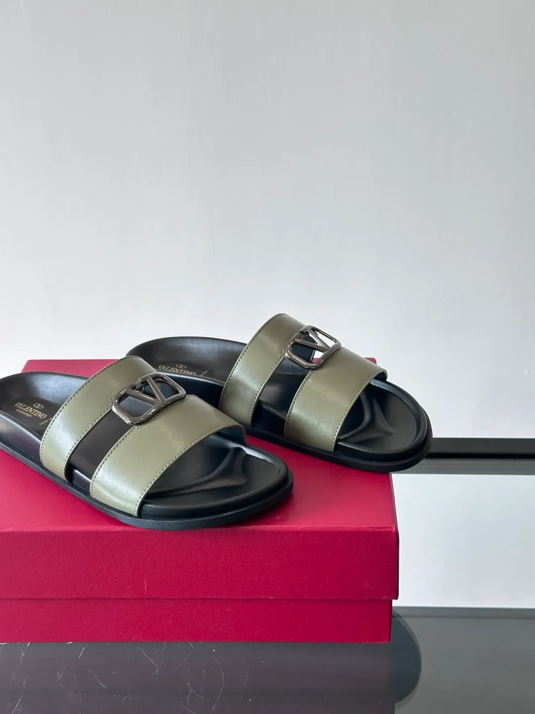 Men's shoes 💰p320 "VALENTINO" Valentino Men's 🧍‍♂️ Spring and summer new style metal rivet flat slippers, elegant sandals, the same style worn by celebrities, original molding, imported calfskin. Rubber outsole. Soft and durable, full set of counter packaging size: 39-44 (customized at 38.45.46)